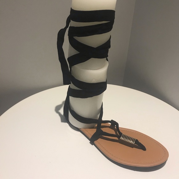 Black Sandal with tie wrap around the ankel - Picture 4 of 4